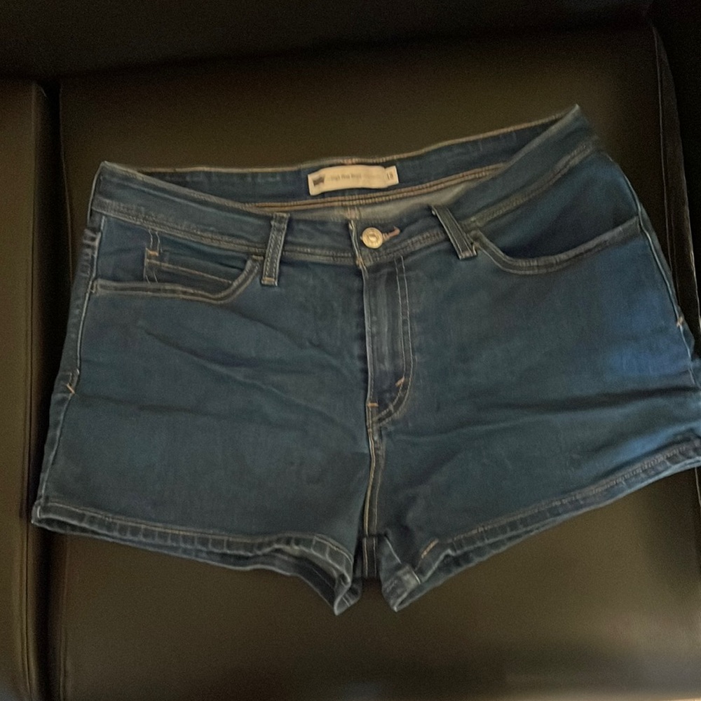Brand New high rise Levi shorts